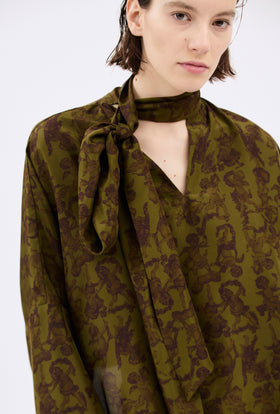 Crepe de Chine Putty Bluse, Dark Olive from ODEEH 